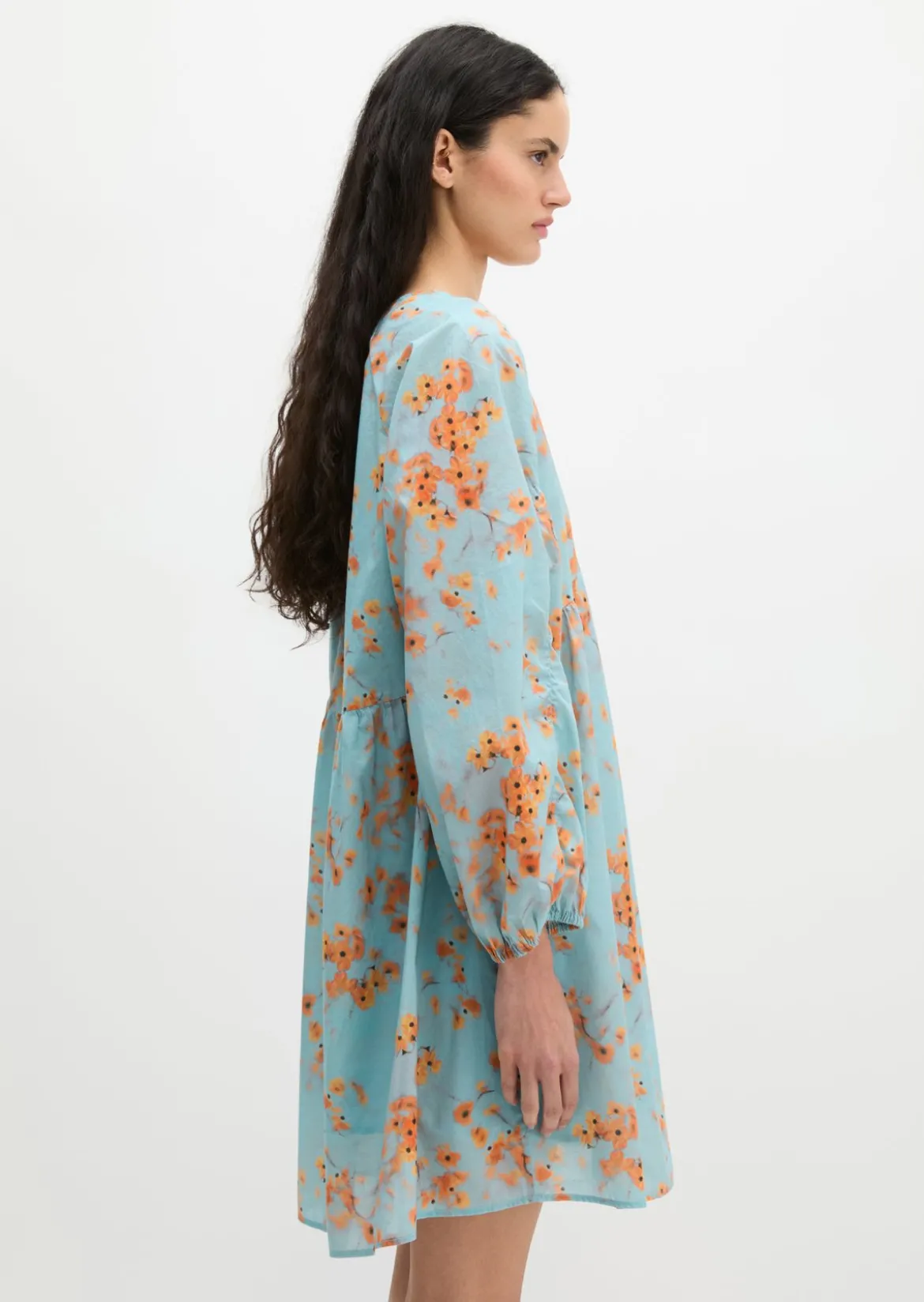 Kurzes Sommerkleid loose aus bedrucktem Baumwoll-Voile