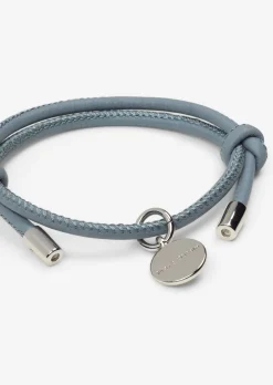 Lederarmband mit Logo-Metallplättchen