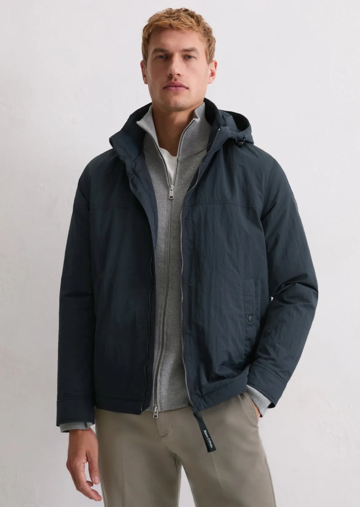 Leicht wattierte Jacke regular mit abnehmbarer Kapuze