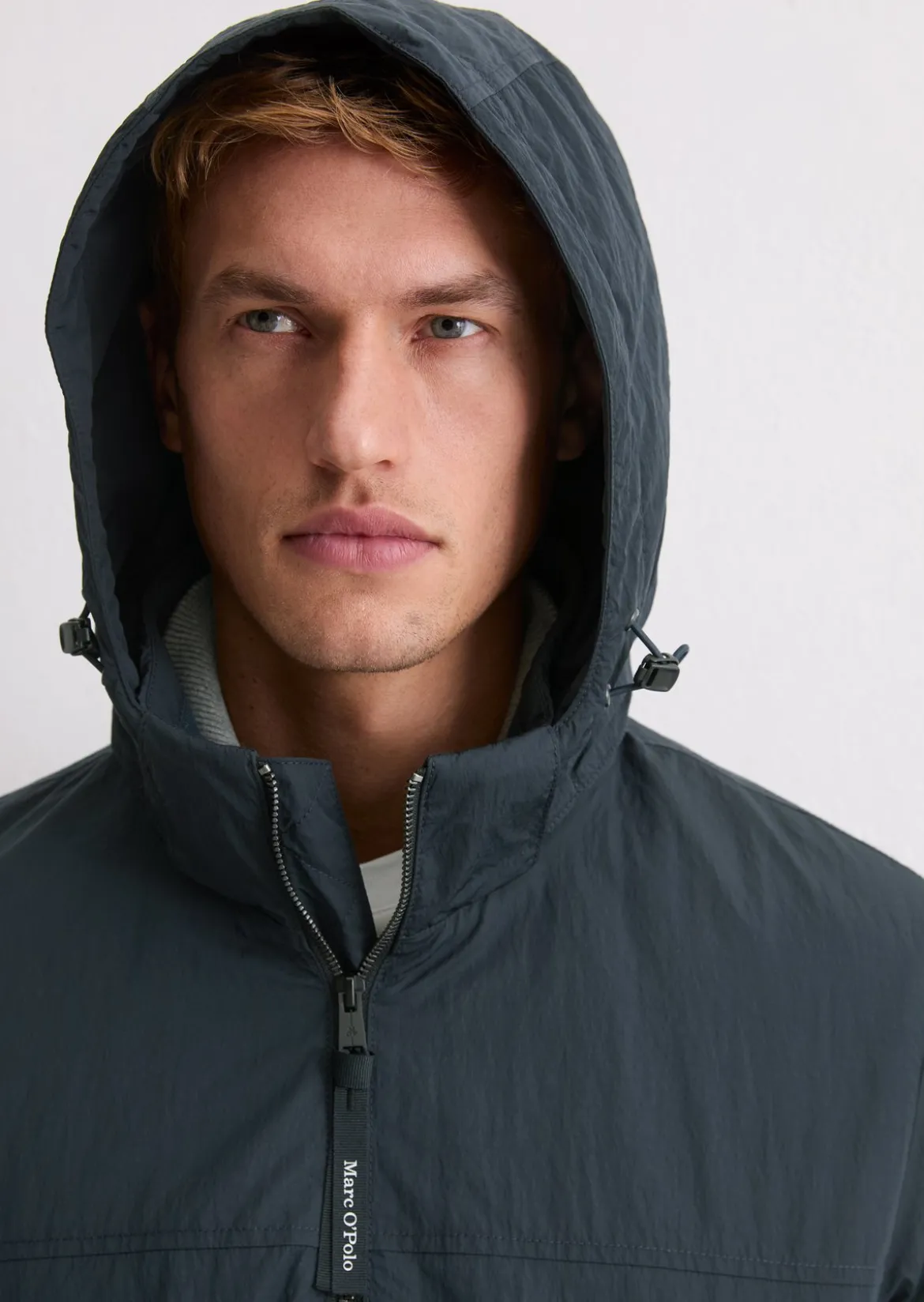 Leicht wattierte Jacke regular mit abnehmbarer Kapuze