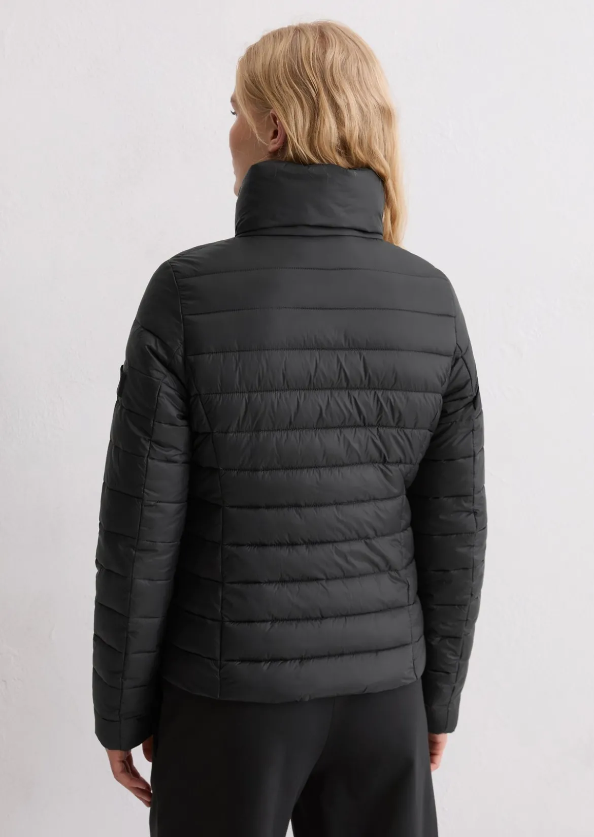 Leichte Steppjacke fitted mit recycelten Materialien