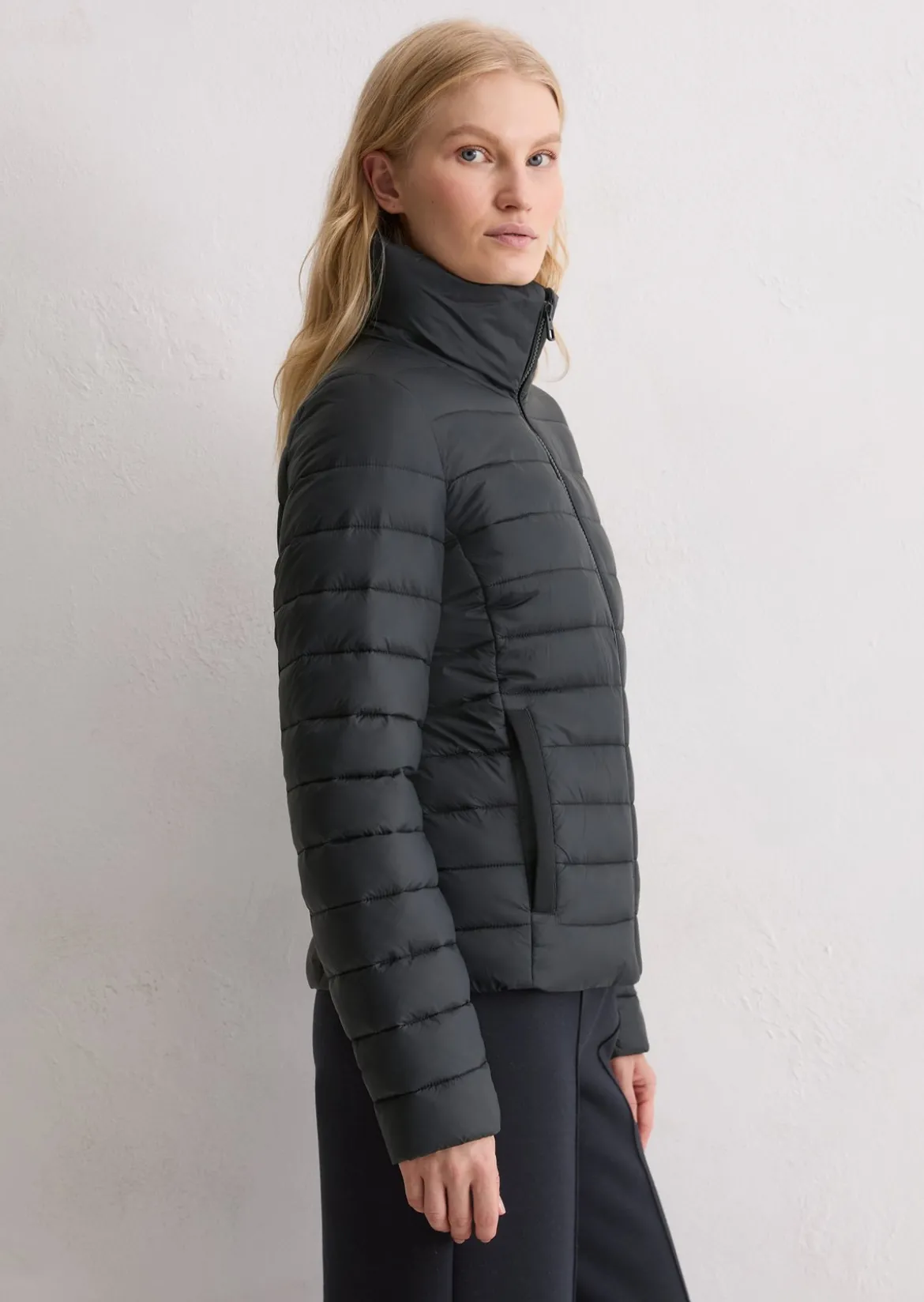 Leichte Steppjacke fitted mit recycelten Materialien