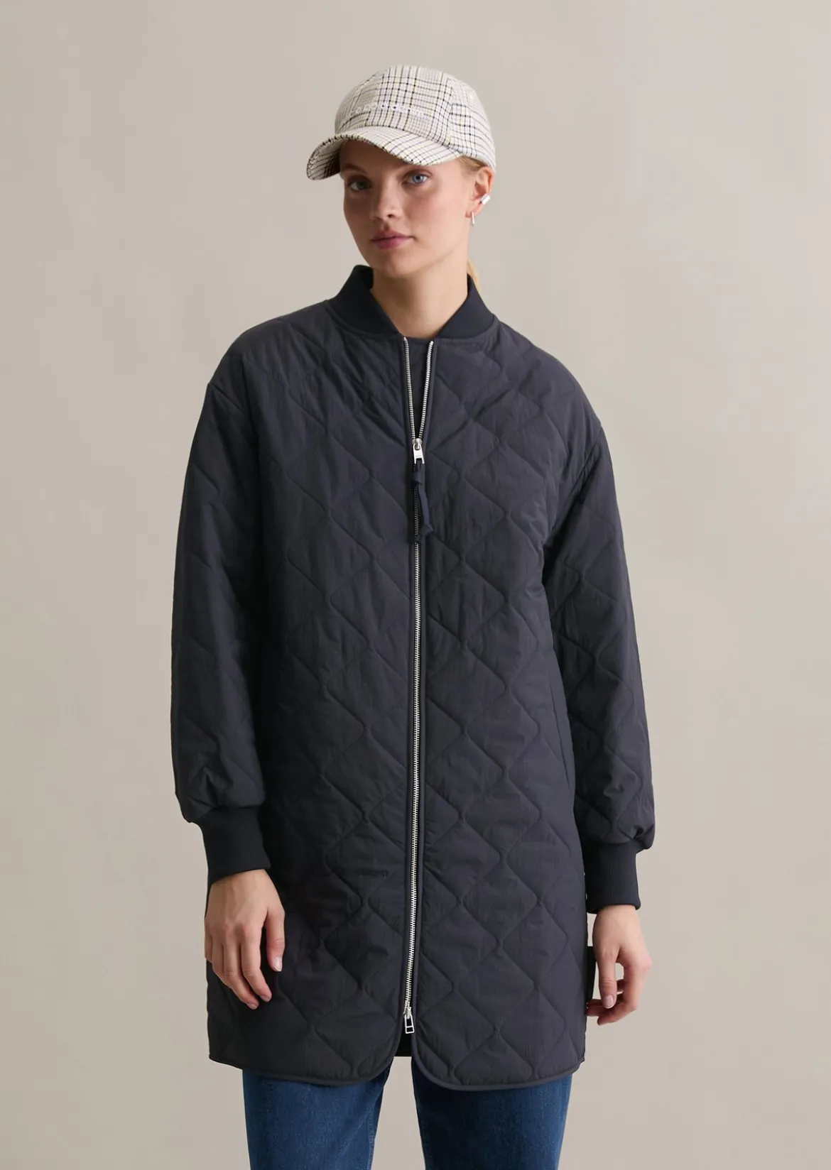 Leichter Steppmantel relaxed aus recyceltem Nylon