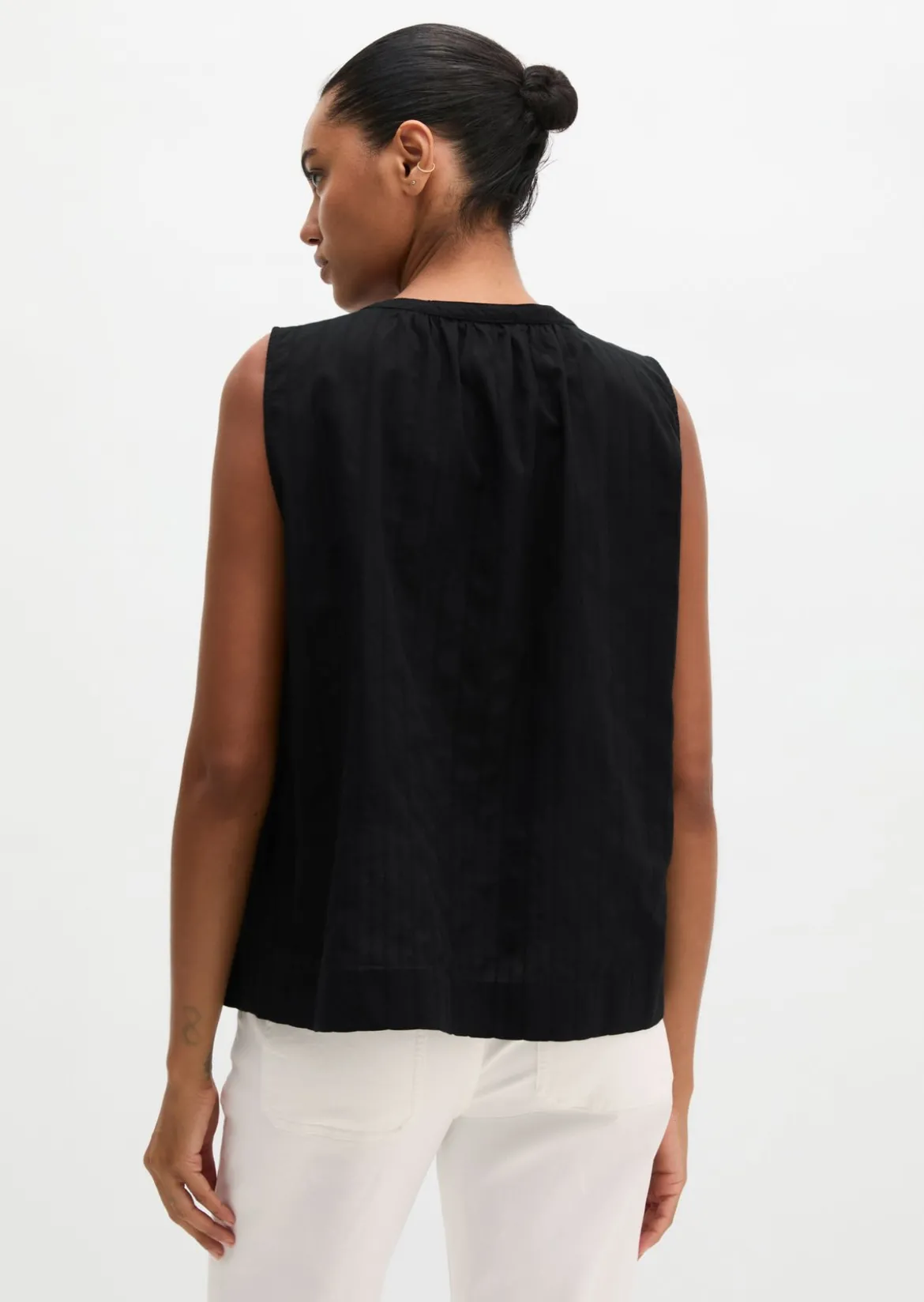 Ärmellose Bluse regular aus Baumwoll-Voile mit feiner Loch-Stickerei
