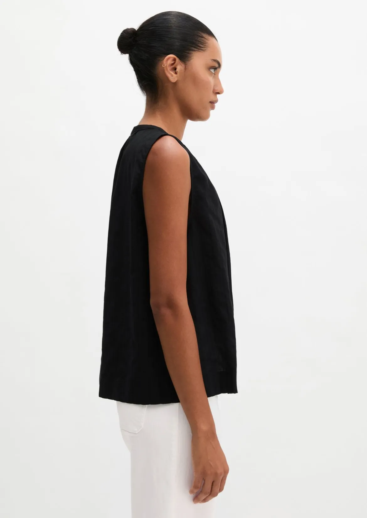 Ärmellose Bluse regular aus Baumwoll-Voile mit feiner Loch-Stickerei