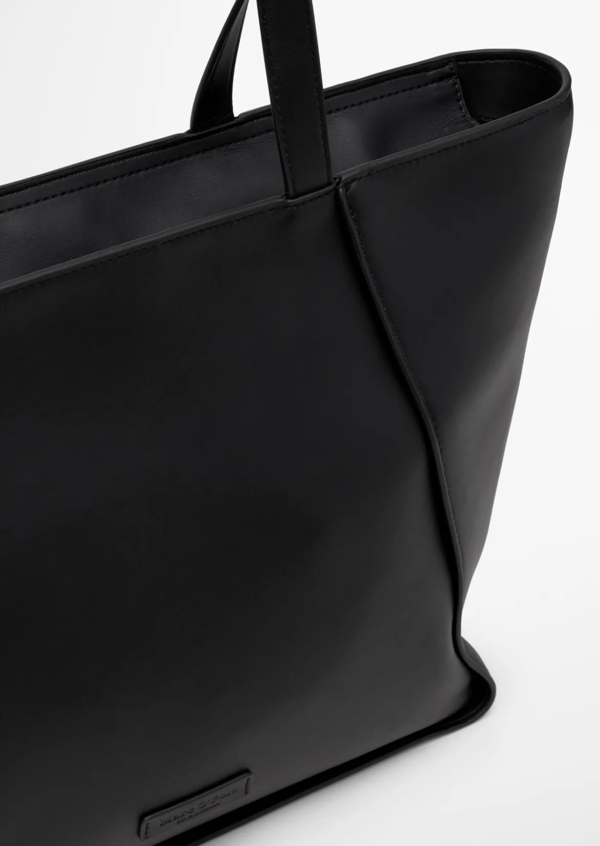 Shopper aus einer Lederalternative aus recyceltem Polyester
