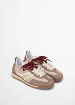 Sneaker Model Mila mit unterschiedlichen Schnürsenkeln