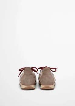 Sneaker Model Mila mit unterschiedlichen Schnürsenkeln