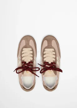 Sneaker Model Mila mit unterschiedlichen Schnürsenkeln