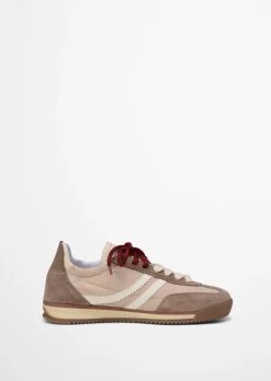 Sneaker Model Mila mit unterschiedlichen Schnürsenkeln
