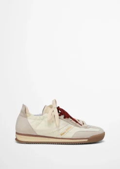 Sneaker Model Mila mit unterschiedlichen Schnürsenkeln