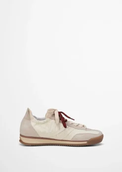 Sneaker Model Mila mit unterschiedlichen Schnürsenkeln
