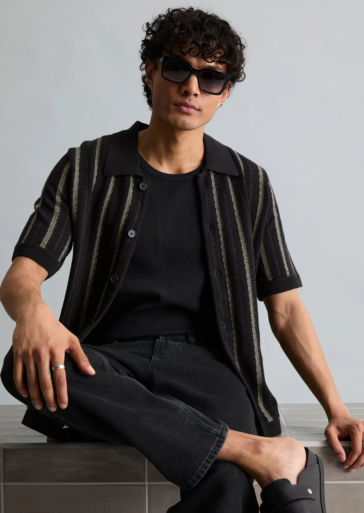 Strickjacke im Polostil relaxed mit vertikalen Streifen