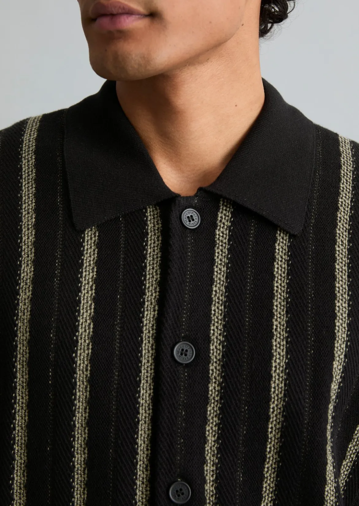 Strickjacke im Polostil relaxed mit vertikalen Streifen