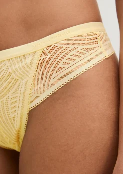 String mit zarter Spitze