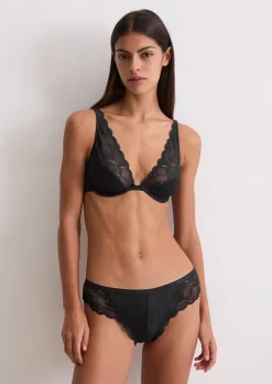 String mit zarter Spitze