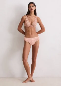 String mit zarter Spitze