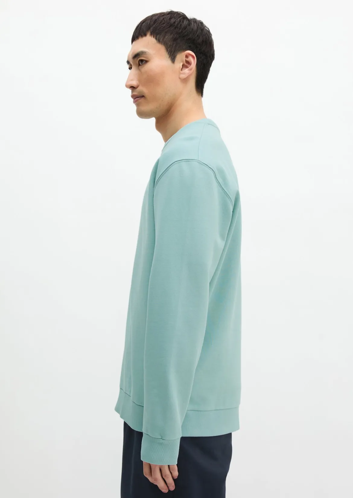Sweatshirt regular garment-dyed mit Logoprint auf dem Rücken