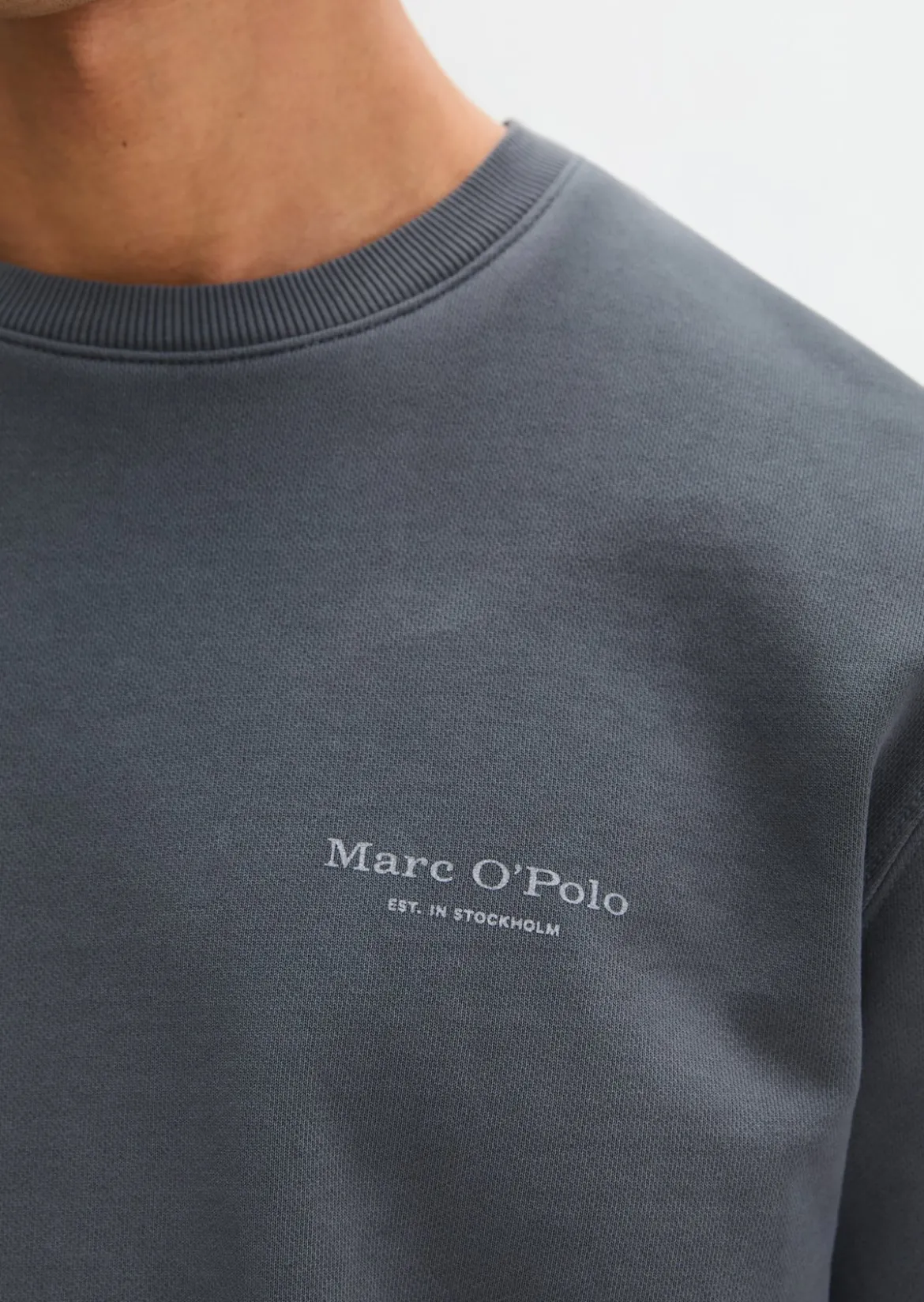 Sweatshirt regular garment-dyed mit Logoprint auf dem Rücken
