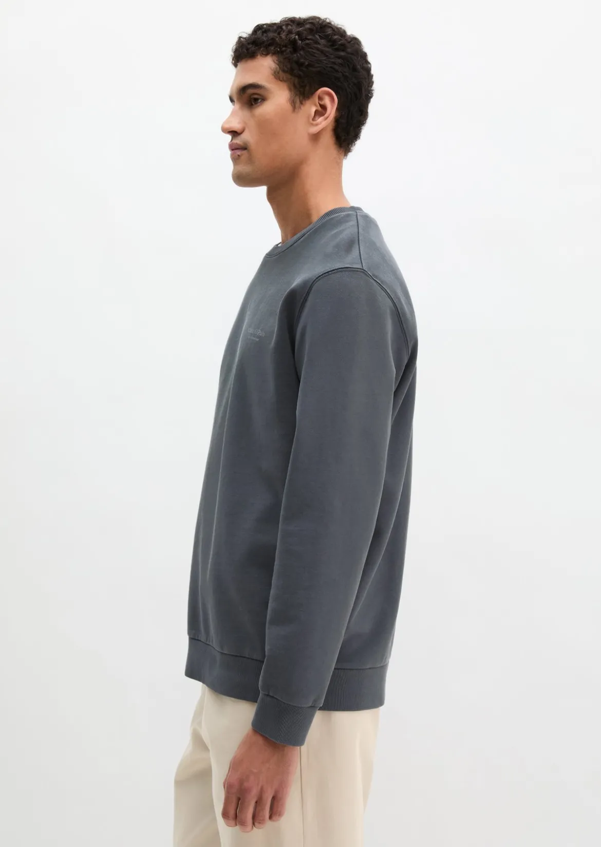 Sweatshirt regular garment-dyed mit Logoprint auf dem Rücken
