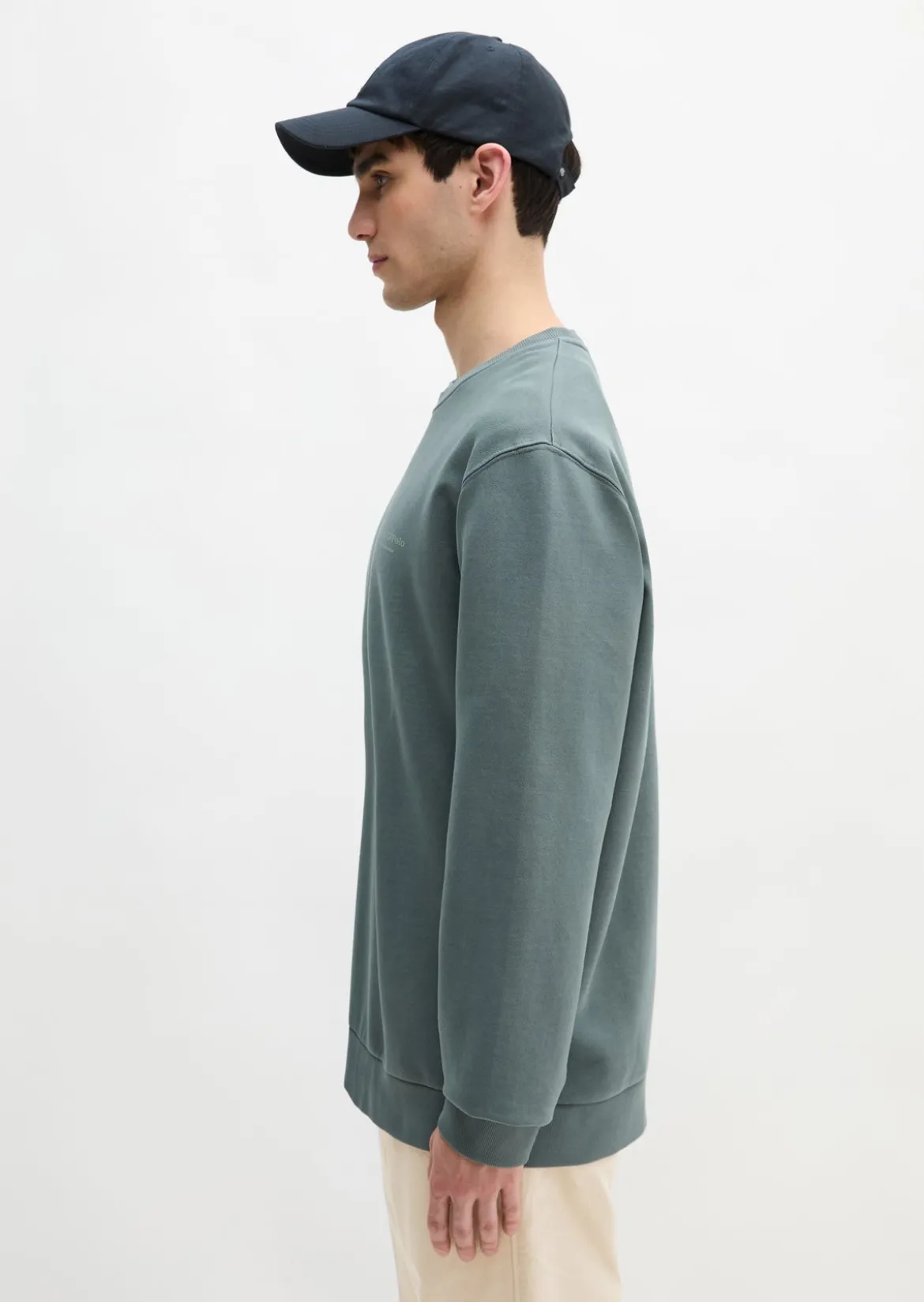 Sweatshirt regular garment-dyed mit Logoprint auf dem Rücken