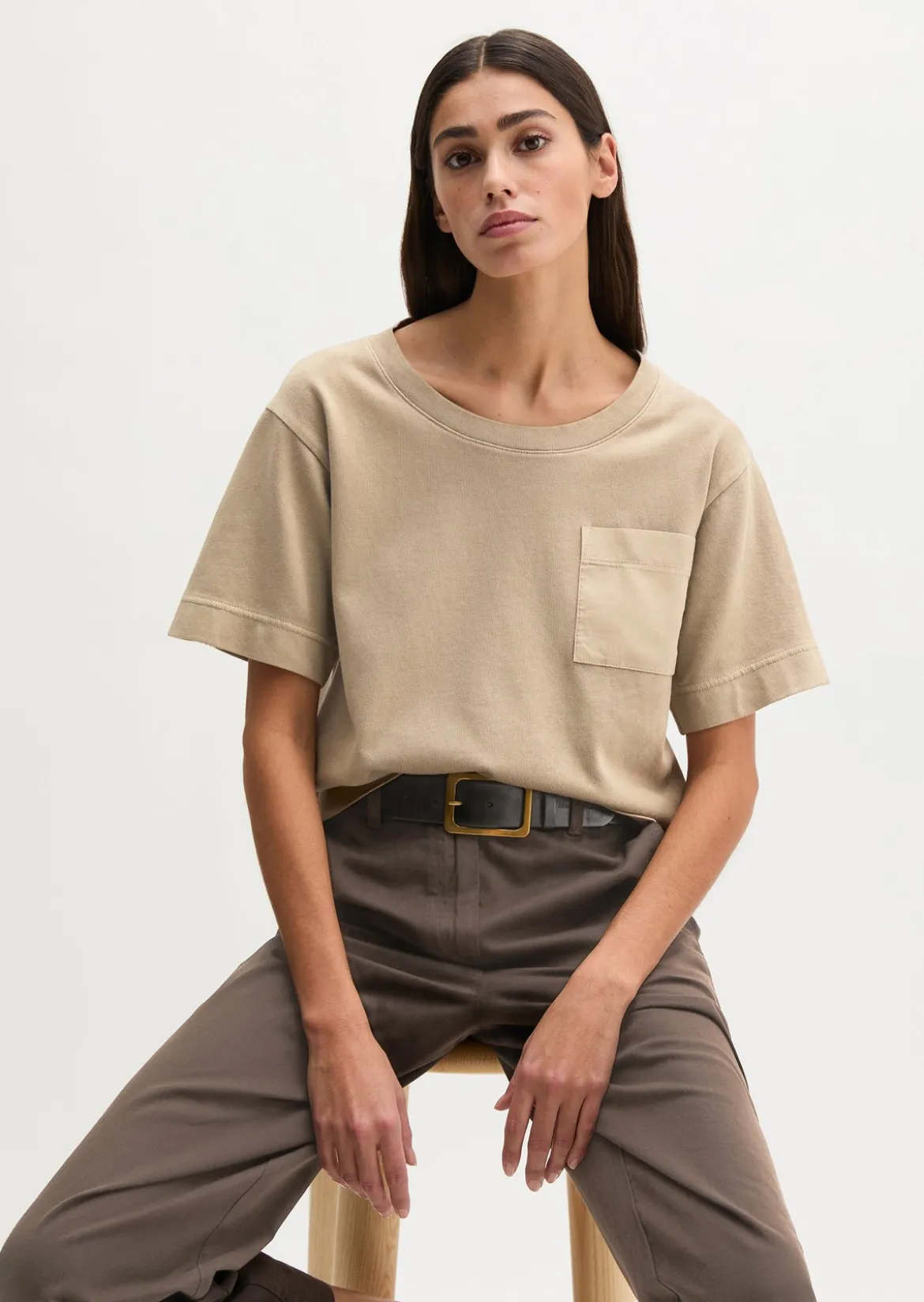 T-Shirt loose mit aufgesetzter Satin-Tasche