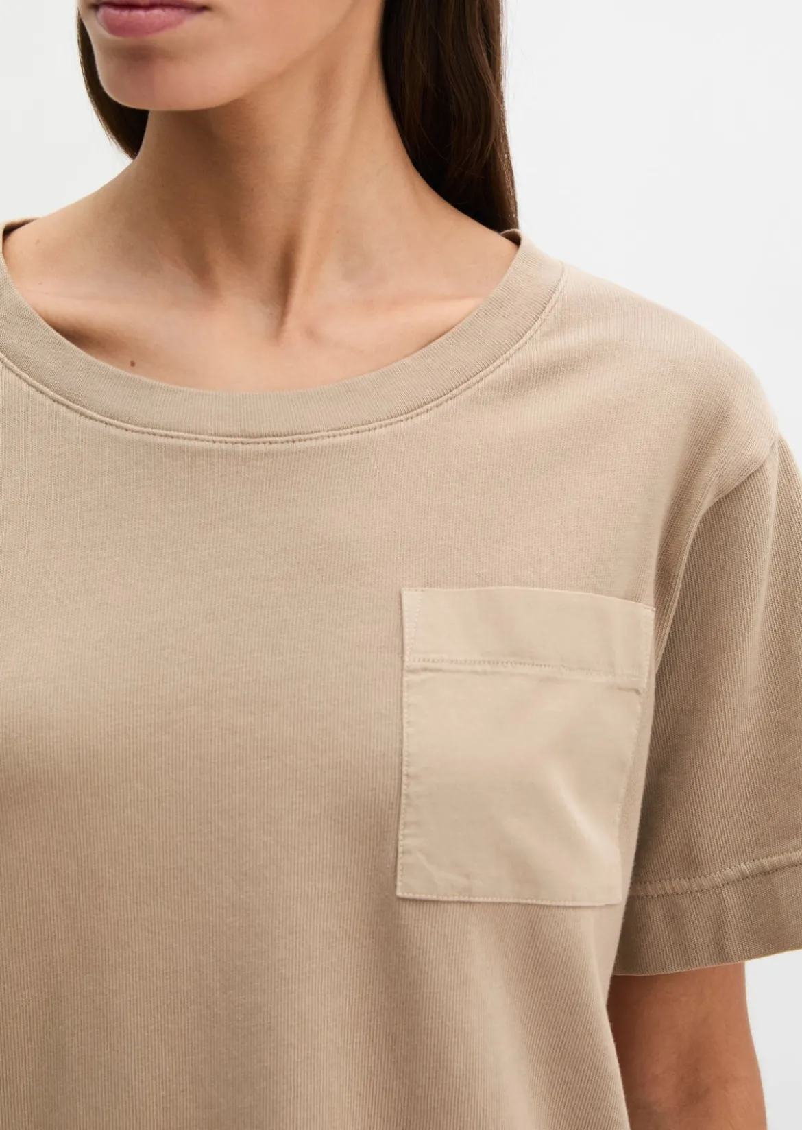 T-Shirt loose mit aufgesetzter Satin-Tasche