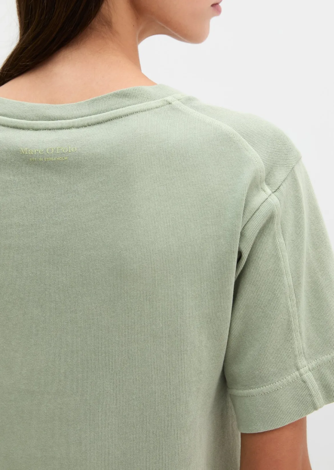 T-Shirt loose mit aufgesetzter Satin-Tasche