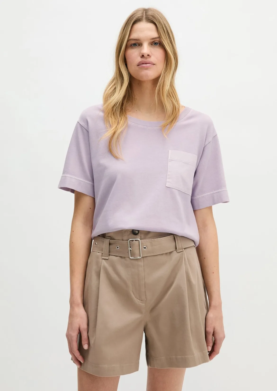 T-Shirt loose mit aufgesetzter Satin-Tasche