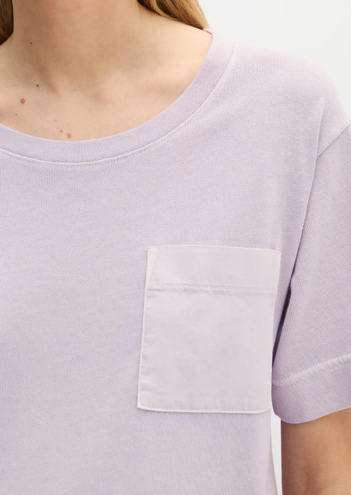 T-Shirt loose mit aufgesetzter Satin-Tasche