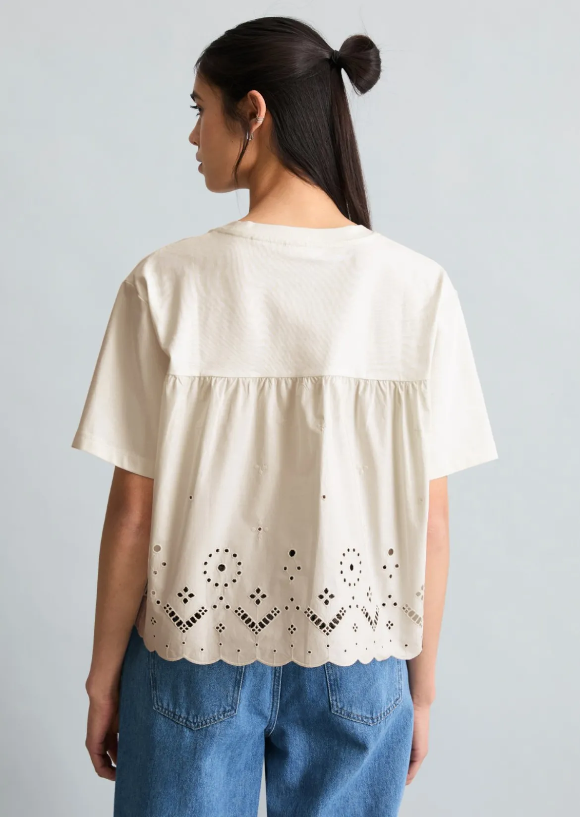 T-Shirt mit Broderie Anglaise relaxed aus Material-Mix
