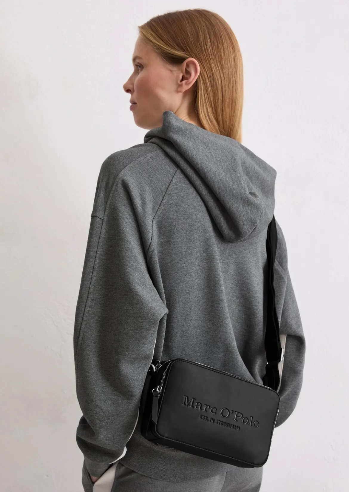 Umhängetasche small aus einer Lederalternative aus recyceltem Polyester