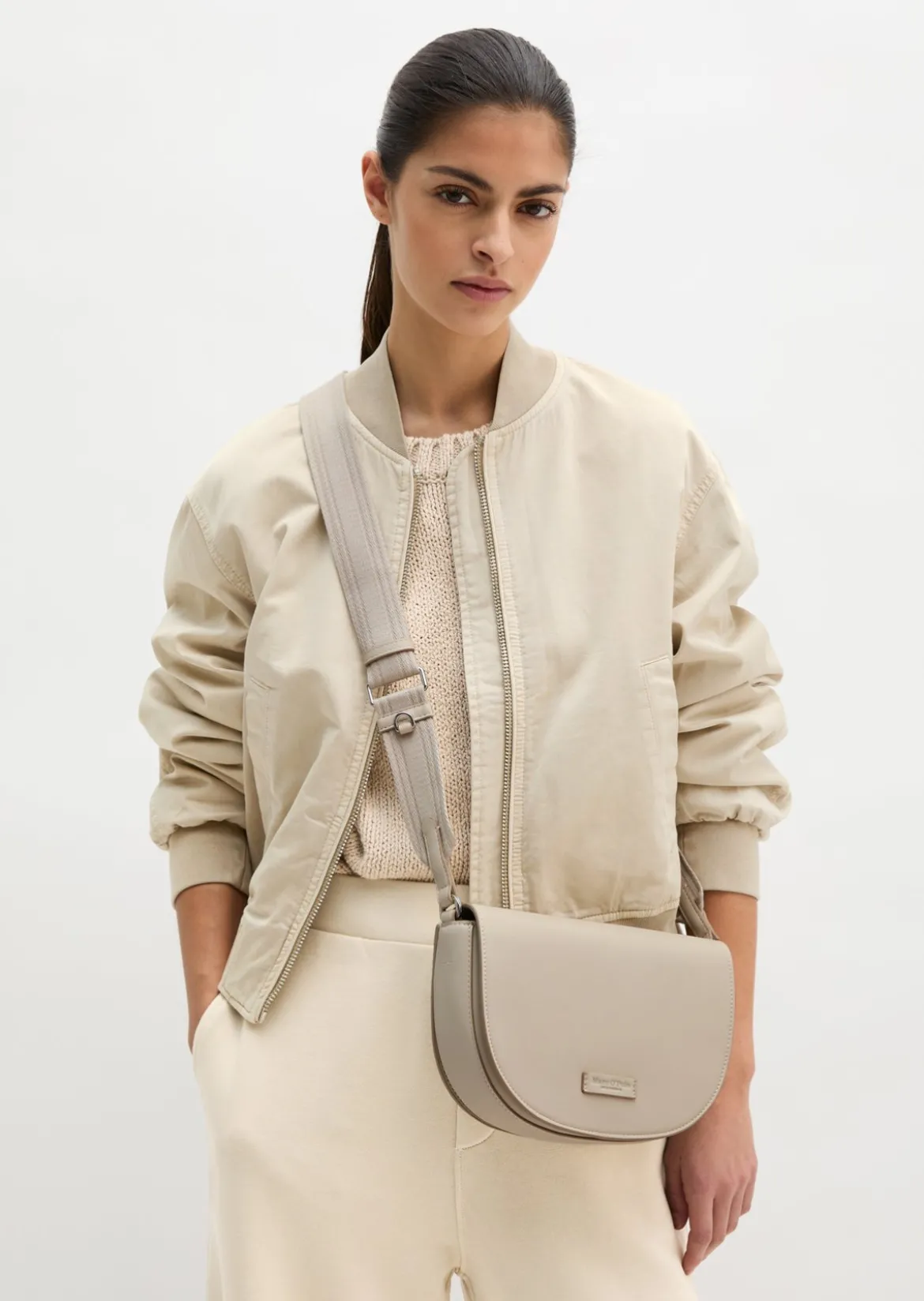 Umhängetasche small aus einer Lederalternative aus recyceltem Polyester