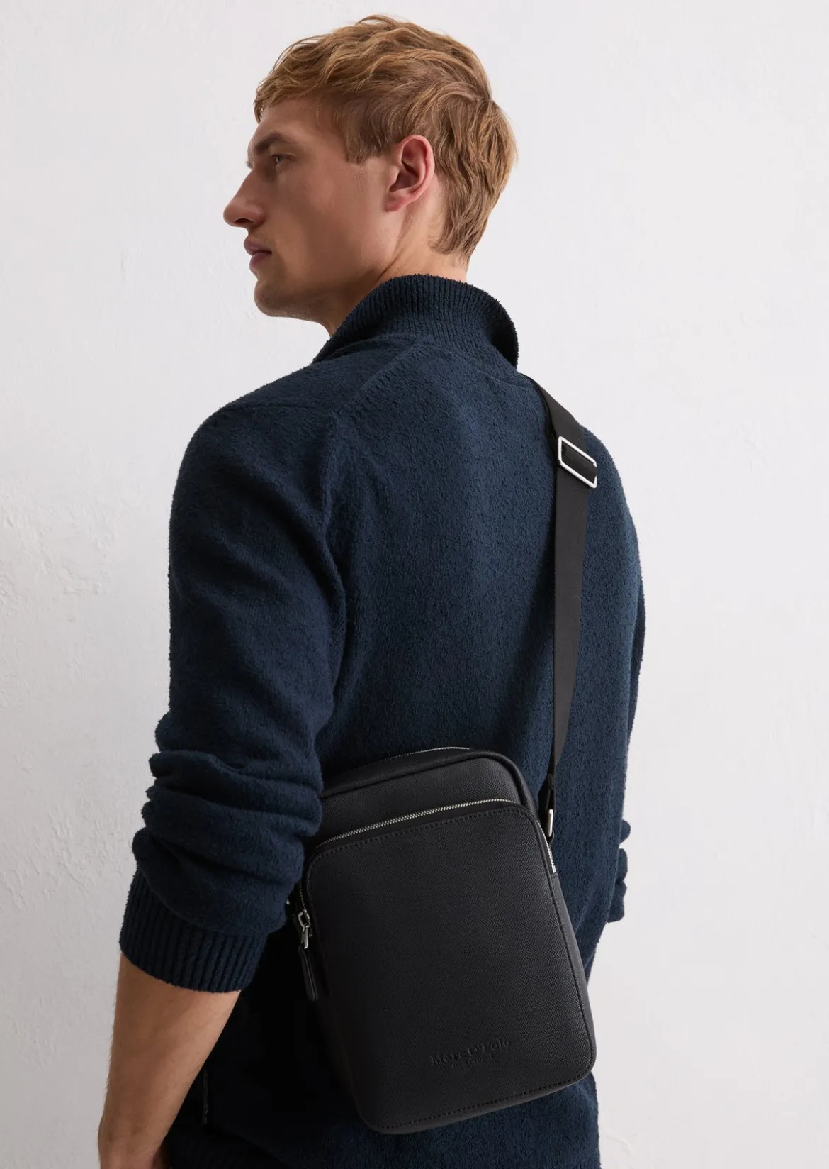 Umhängetasche small aus einer Lederalternative aus recyceltem Polyester
