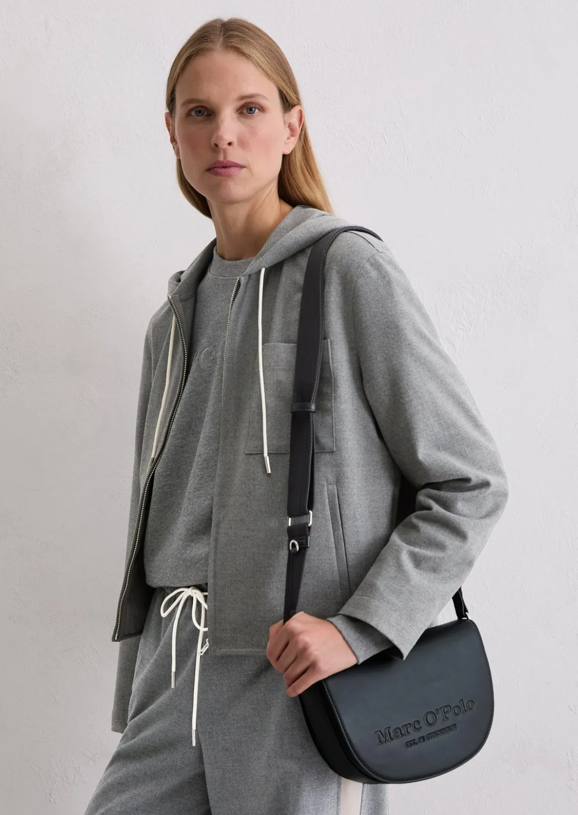 Umhängetasche small aus einer Lederalternative aus recyceltem Polyester
