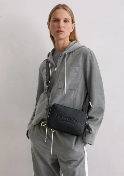 Umhängetasche small aus einer Lederalternative aus recyceltem Polyester