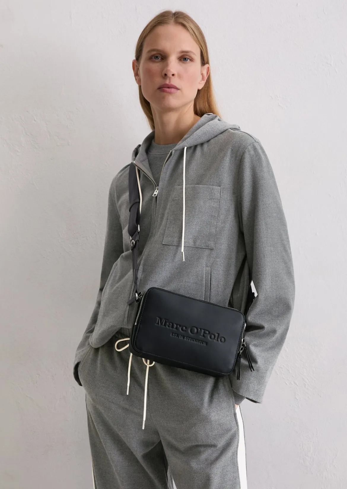Umhängetasche small aus einer Lederalternative aus recyceltem Polyester